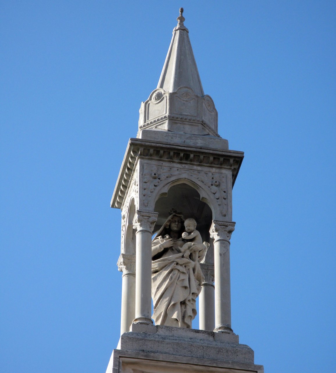 Capitello in cima alla chiesa